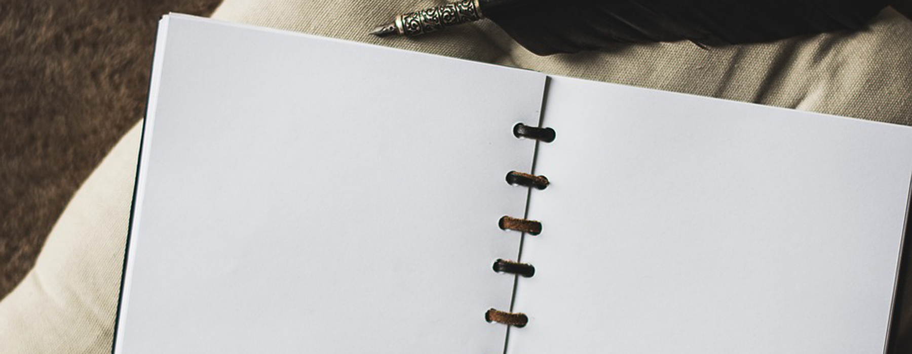 Quaderno aperto con pagine bianche