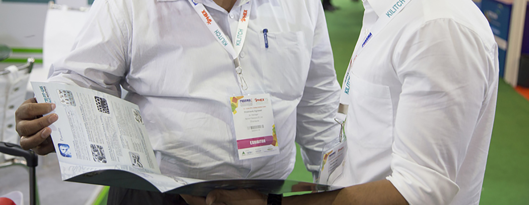 Due persone parlano a una fiera del lavoro