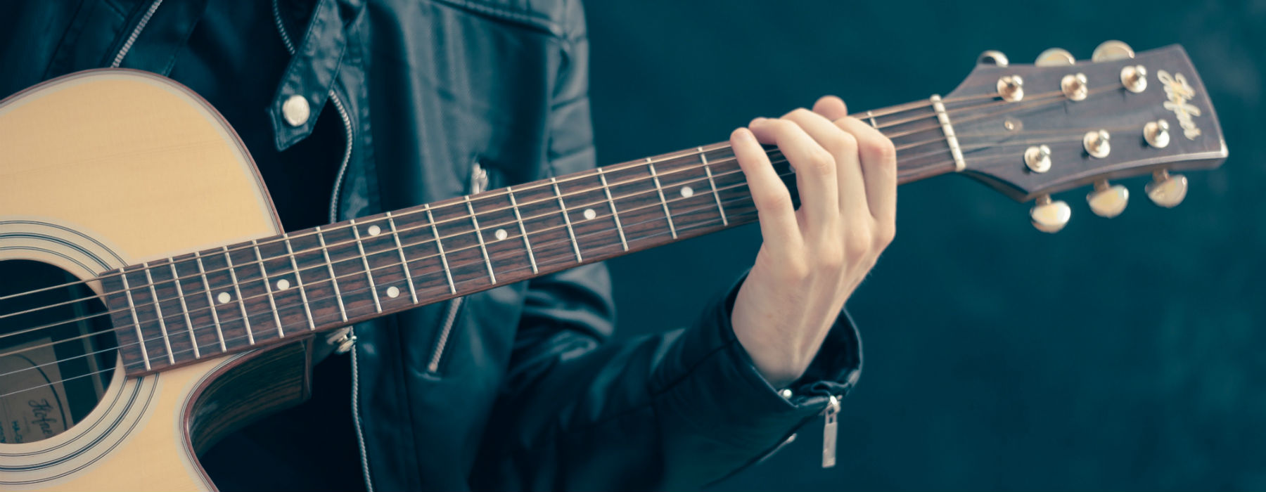 Giovane con chitarra