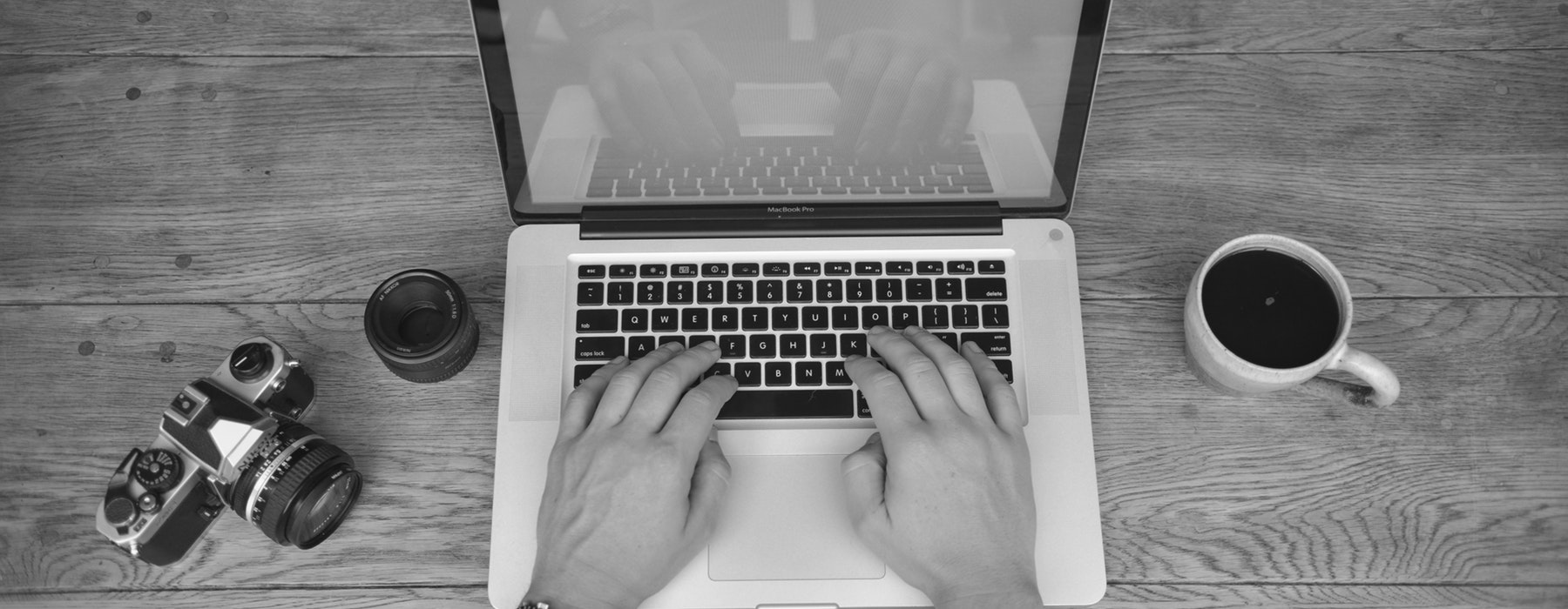 Mani che scrivono al computer Mani che scrivono al computer