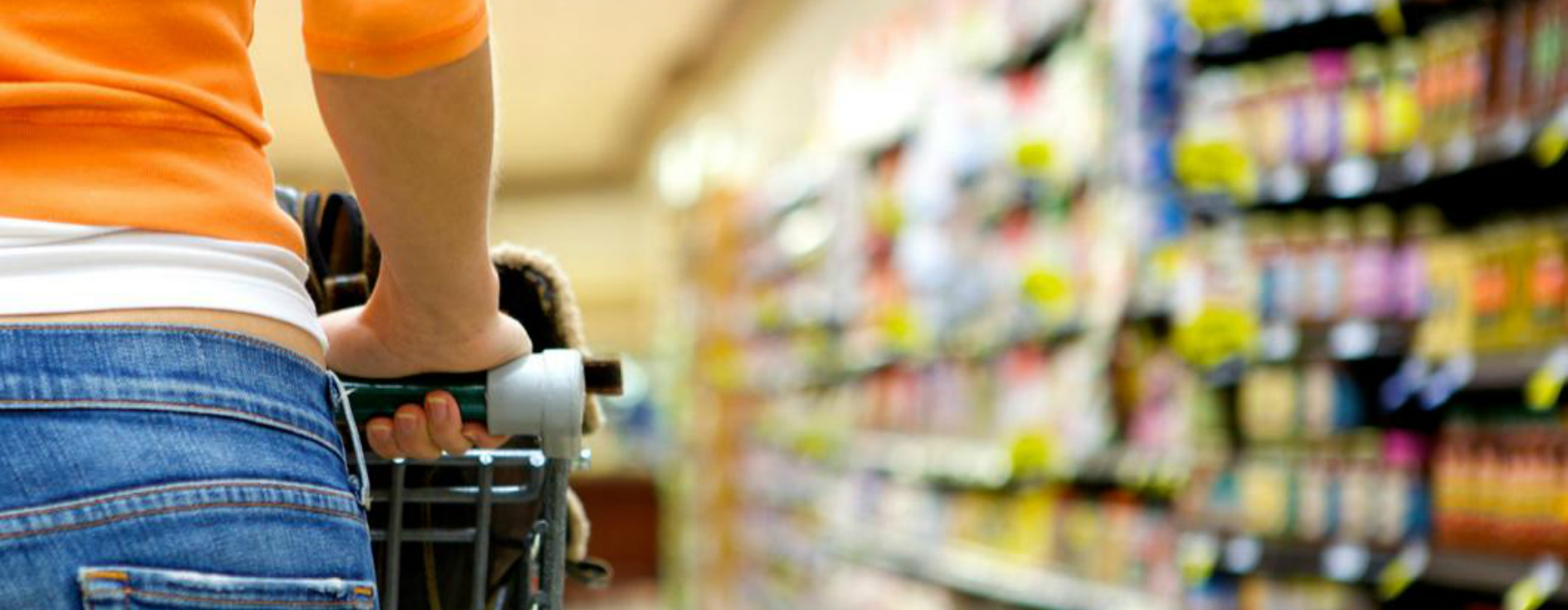 Ragazza con carrello della spesa