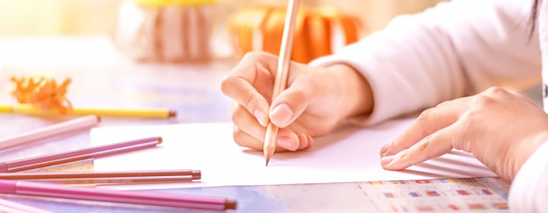 Ragazza disegna su un foglio