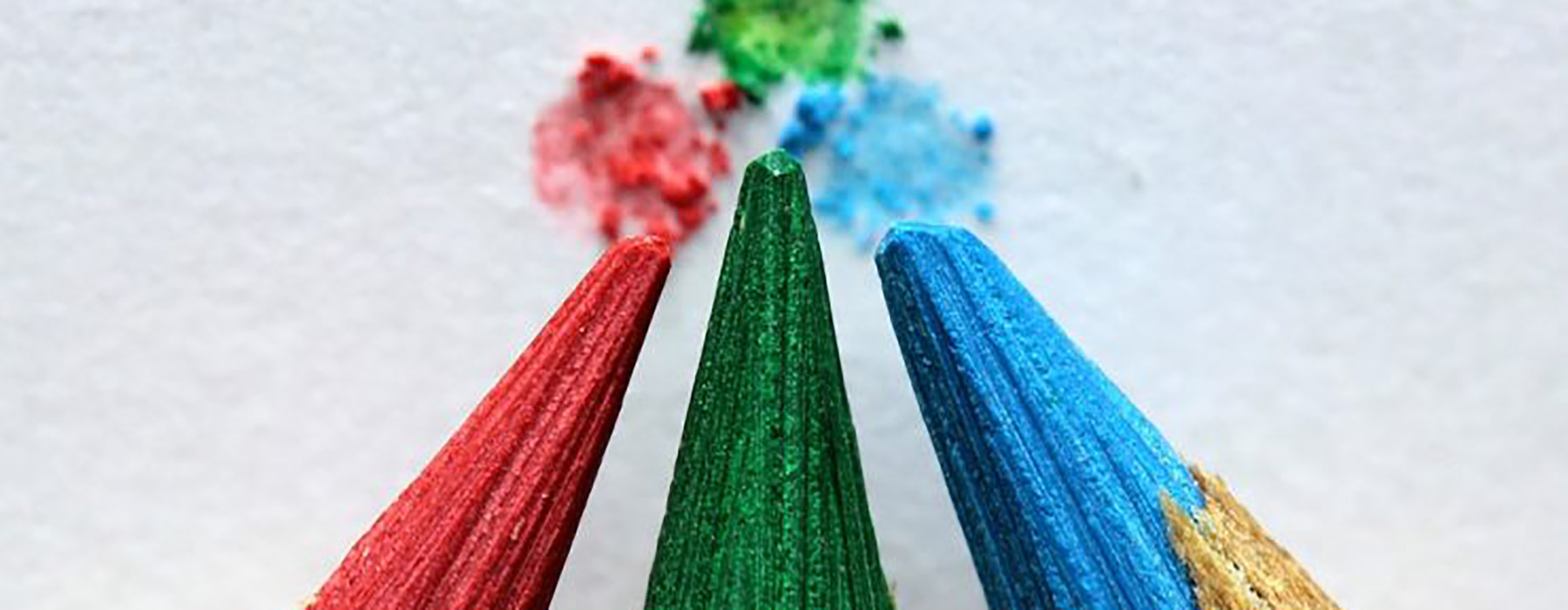 Tre punte di matite colorate rossa, verde e azzurra
