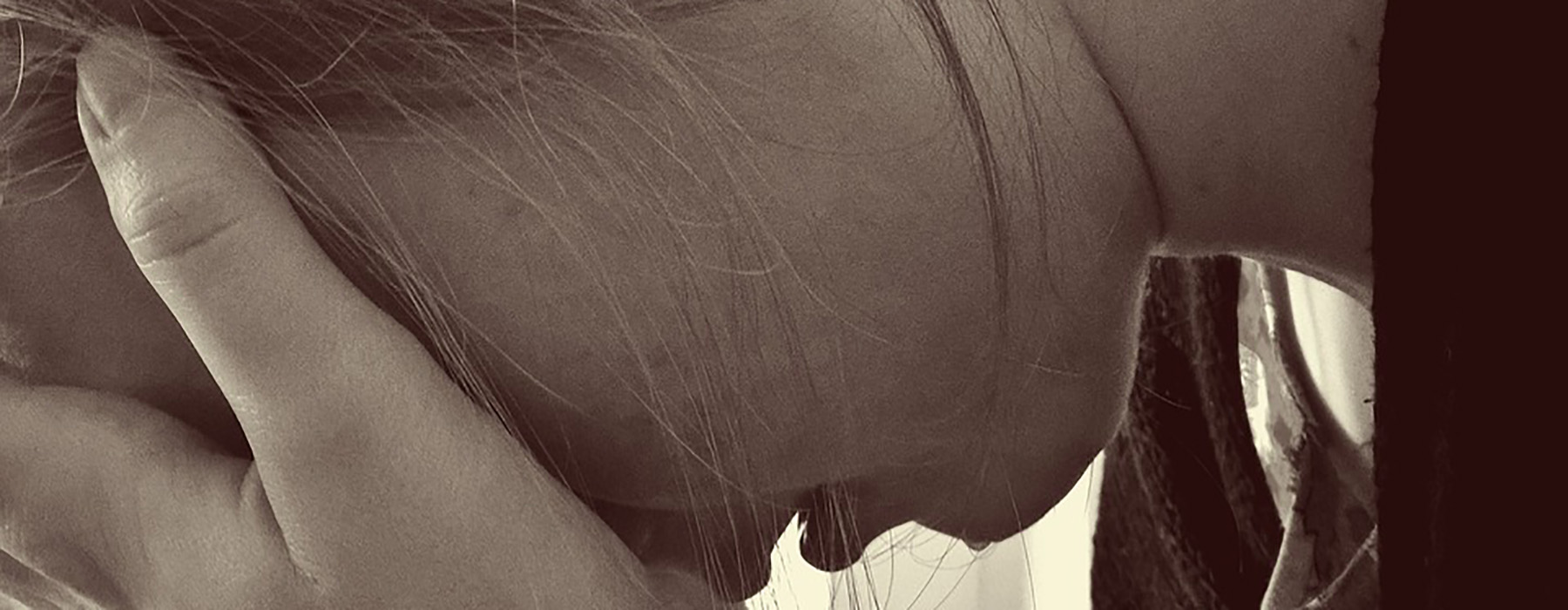 Ragazza con il volto tra le mani