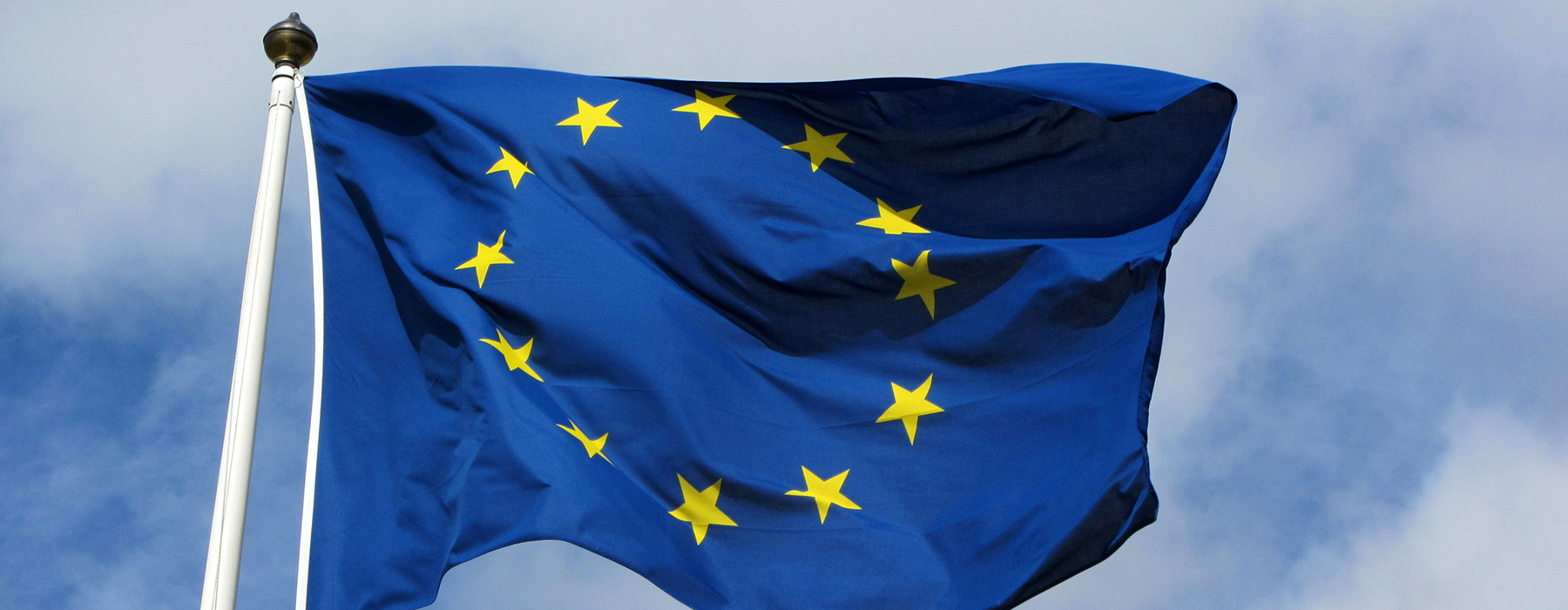 Bandiera dell'Europa sventola con sullo sfondo cielo e nuvole