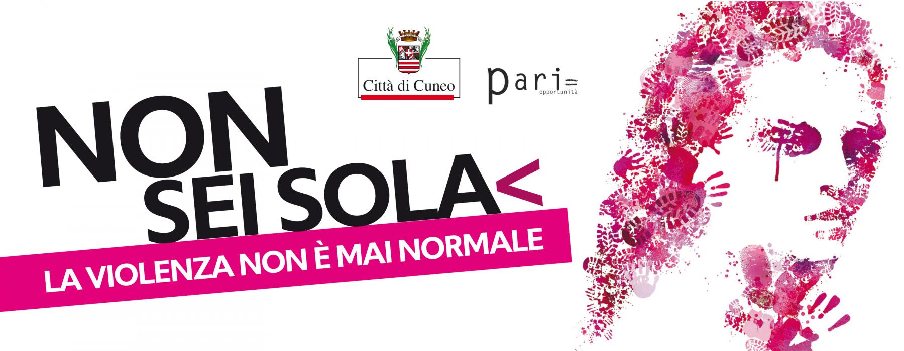 Locandina della rassegna di eventi con la scritta "Non sei sola. La violenza non è mai normale" e il volto di una donna disegnato con orme di scarponi e impronte di mani