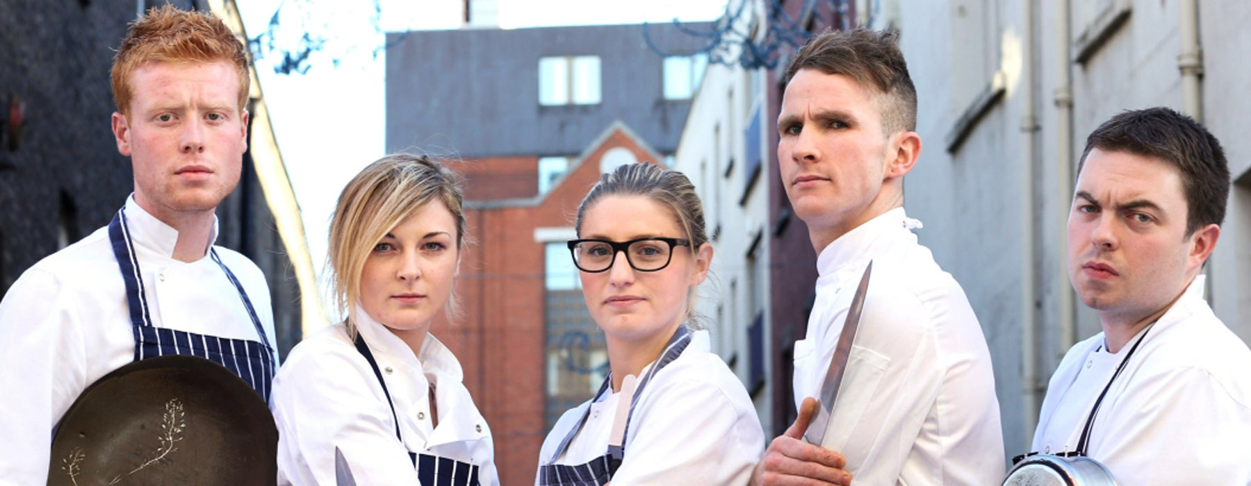 Ragazzi in tenuta da cuochi