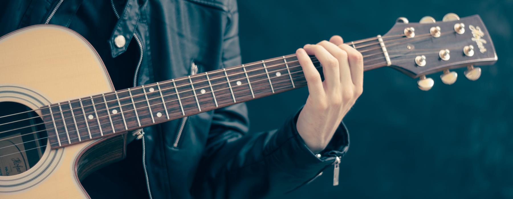 Persona suona la chitarra
