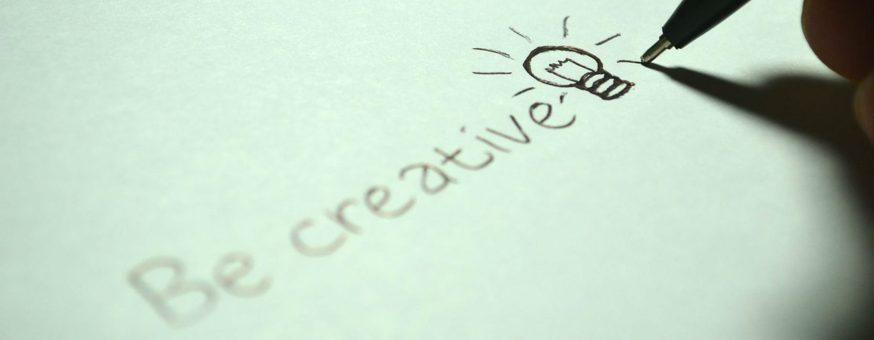 Penna che scrive "Be creative"