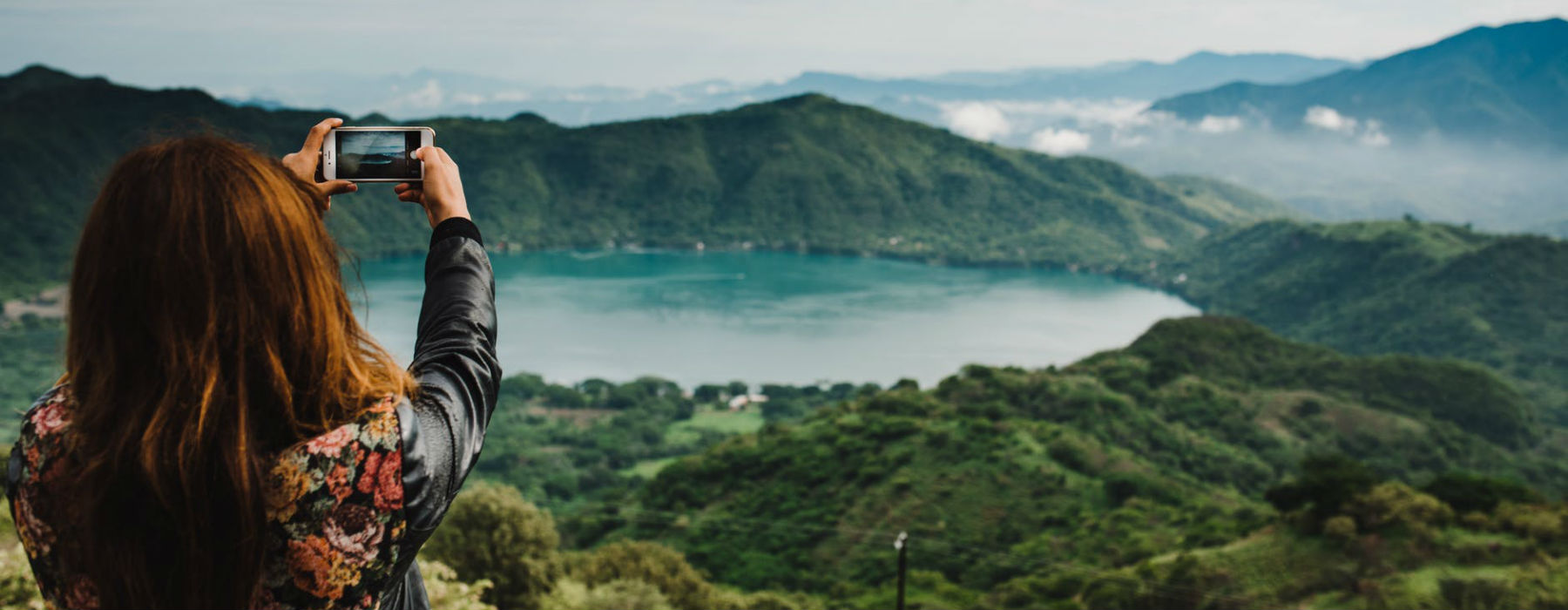 ragazza che fotografa la natura