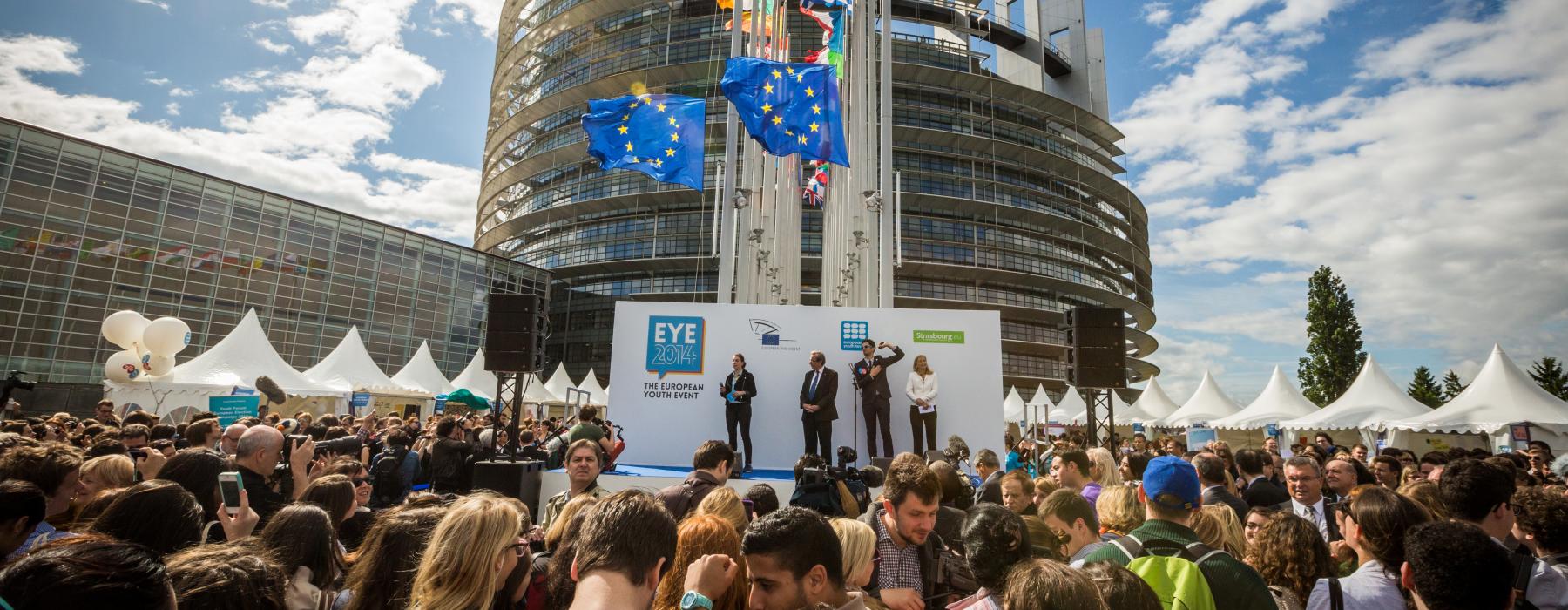 Giovani davanti a un palco per l'inaugurazione dell'edizione 2014 dell'European Youth Event