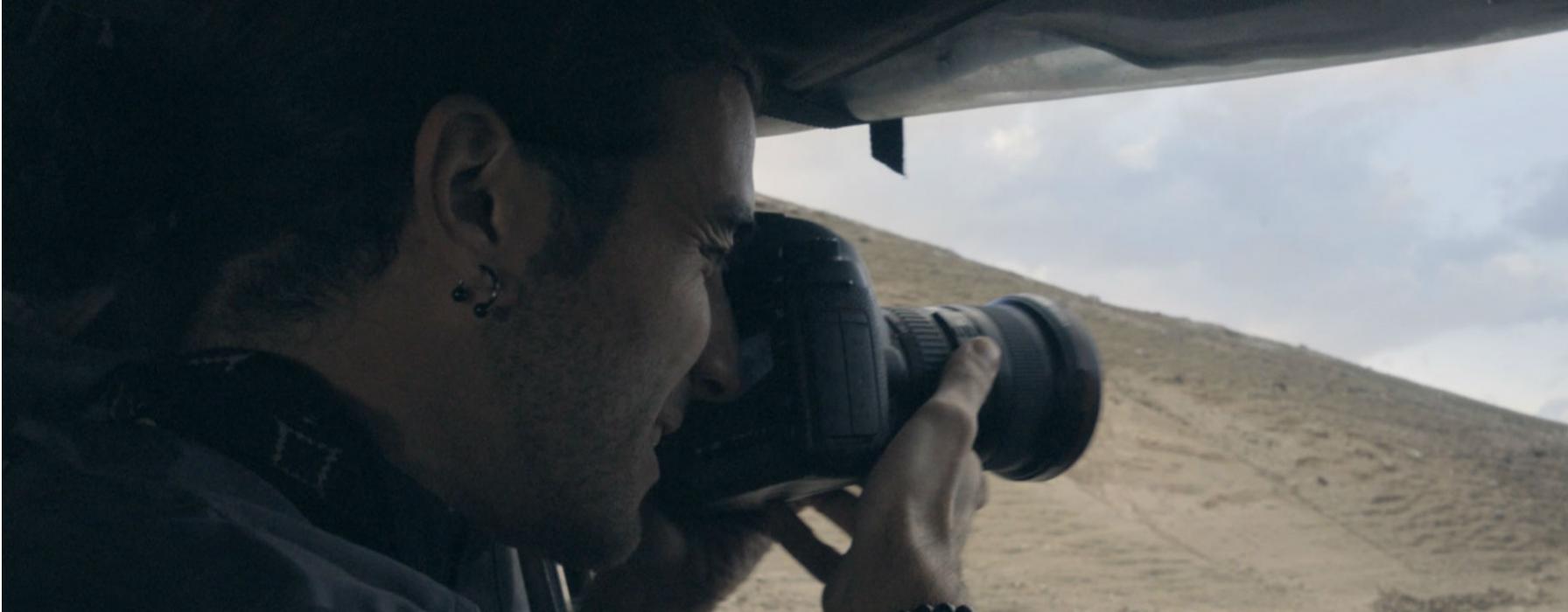 Giovane volontario mentre fotografa Giovane volontario mentre fotografa