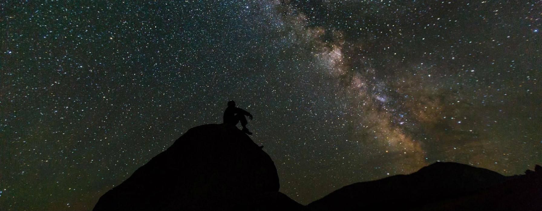 uomo sotto le stelle