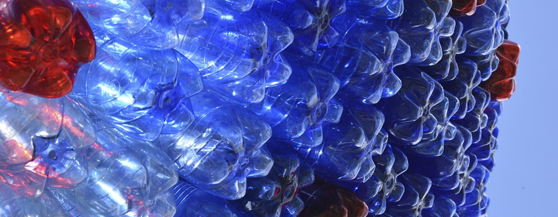 Scultura di bottiglie riciclate