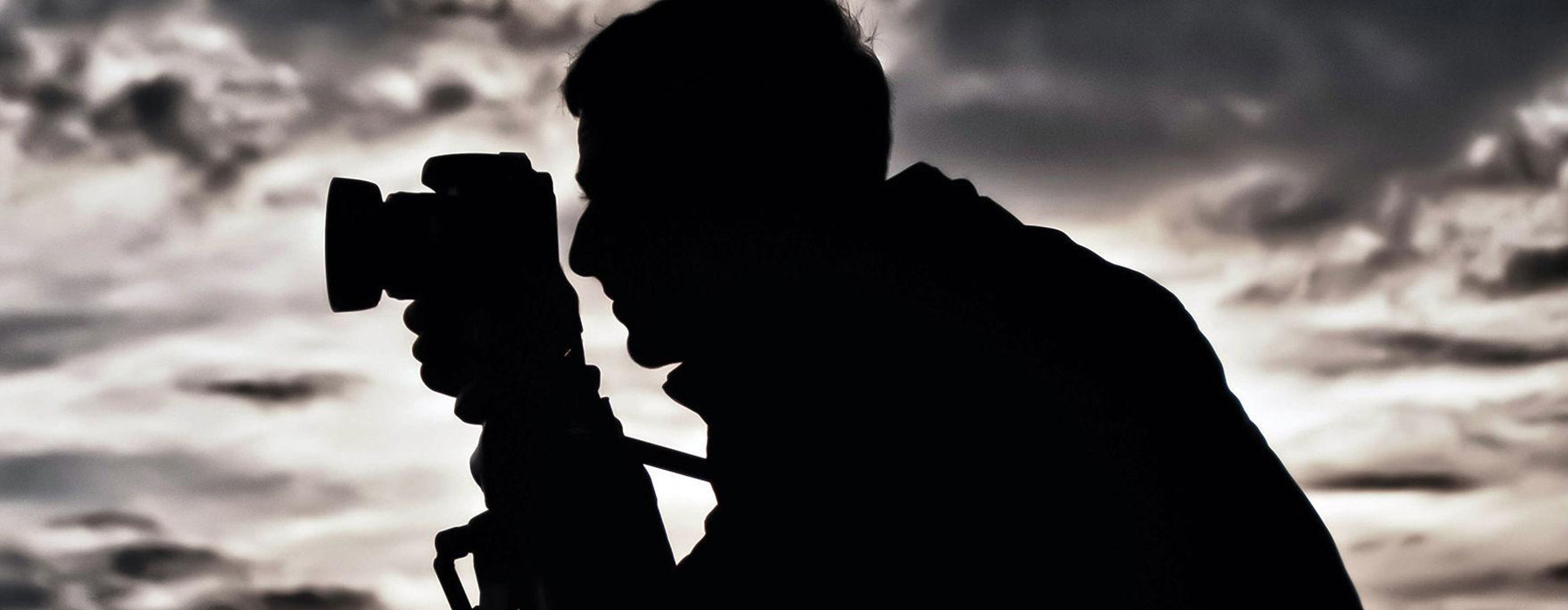 Silhouette di una persona che fotografa