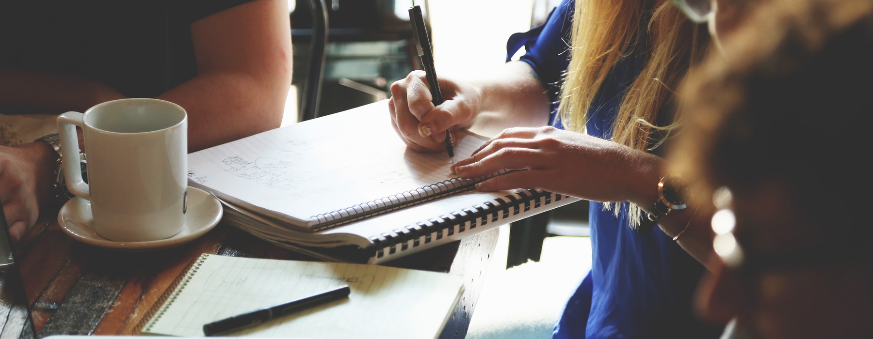 Immagine di ragazzi che lavorano al pc Immagine di ragazzi che lavorano al pc