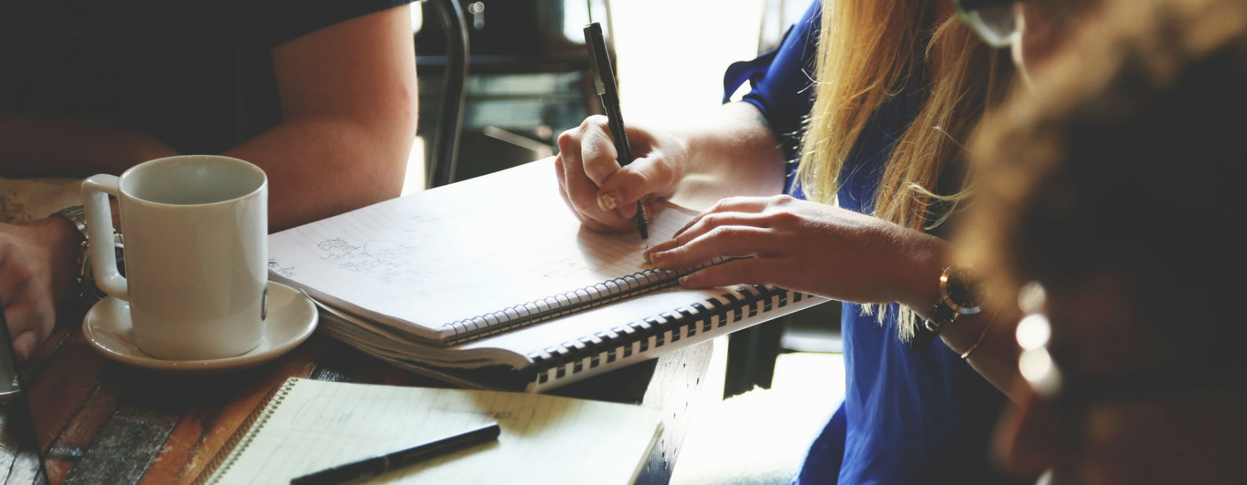 ragazza che prende appunti