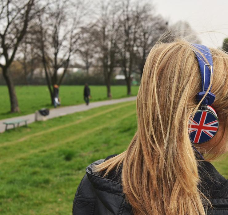 Ragazza con cuffia Ragazza con cuffia