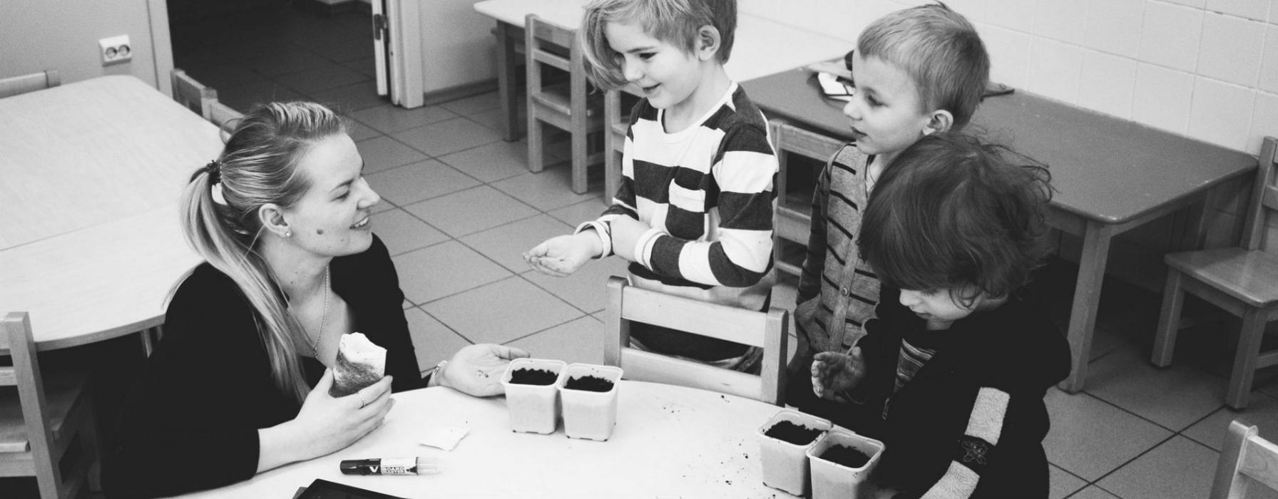 giovane volontaria in un asilo