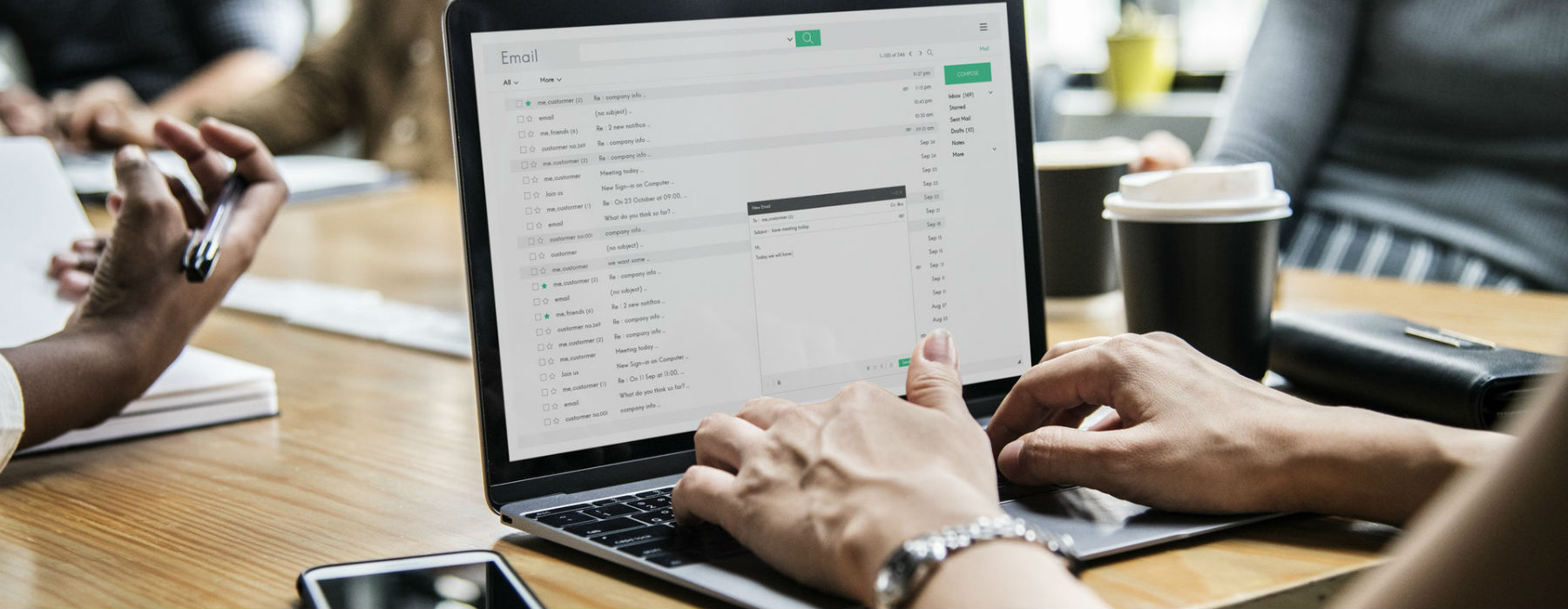 persona che scrive al computer persona che scrive al computer