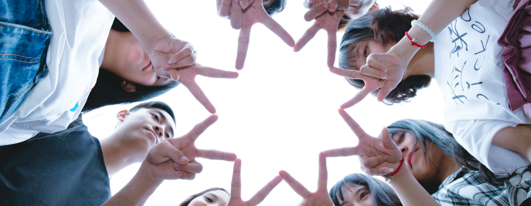 giovani in cerchio che con le dita formano una stella
