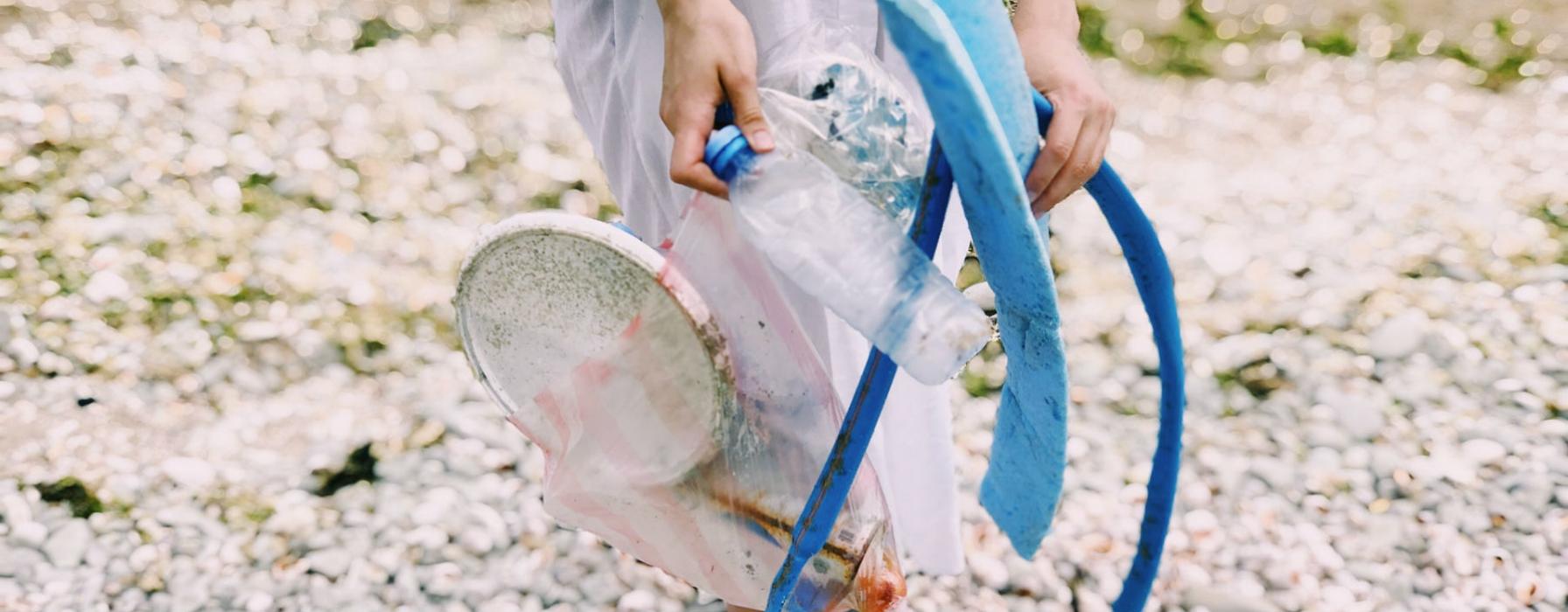 volontaria che raccoglie rifiuti