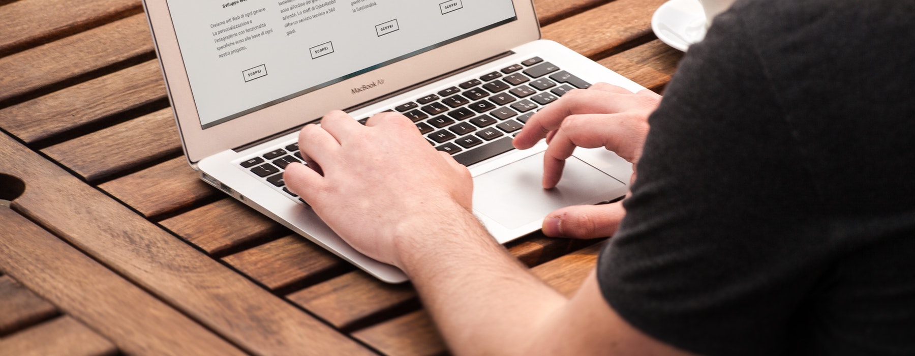 ragazzo che naviga in rete