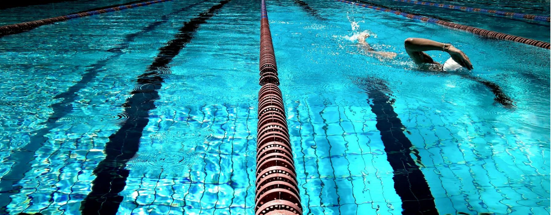 Nuotatore in piscina Nuotatore in piscina