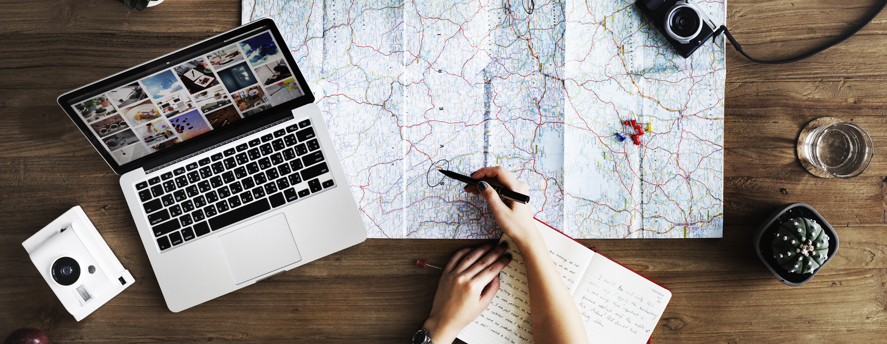 Ragazza che pianifica viaggio