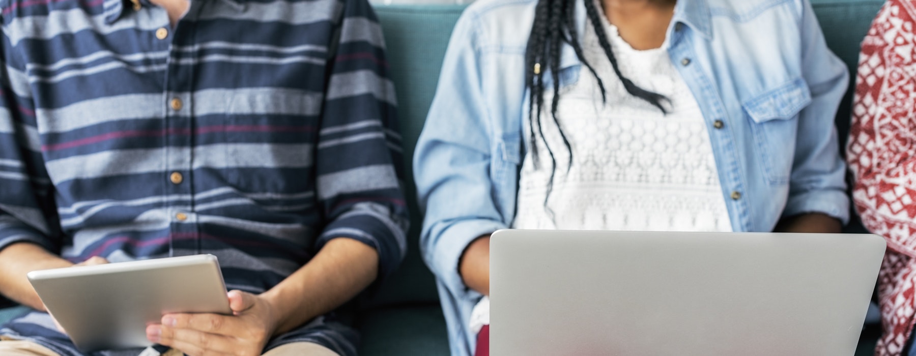 giovani che studiano