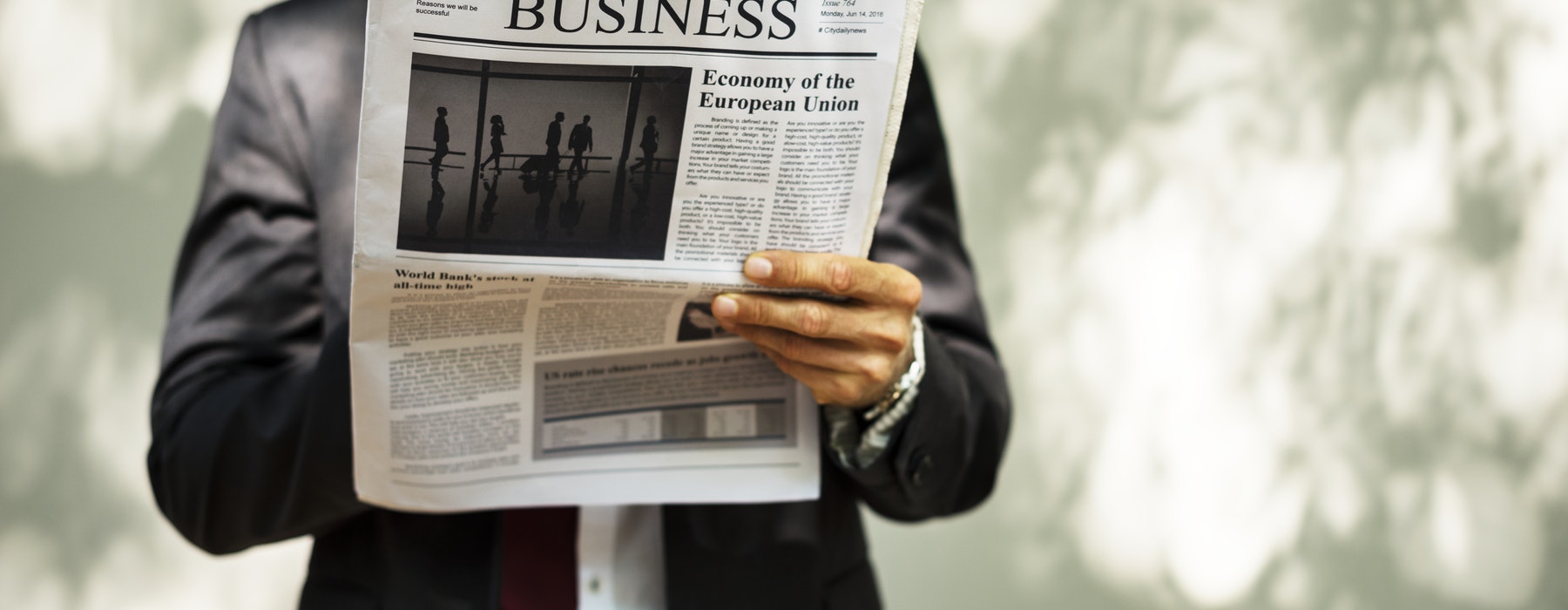 Consulente finanziario con giornale Consulente finanziario con giornale