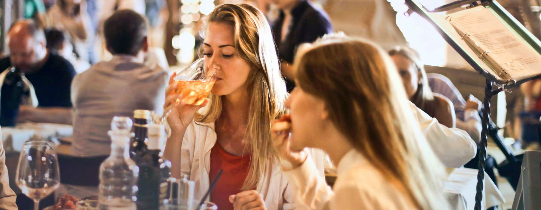 Ragazze che degustano vino e cibo
