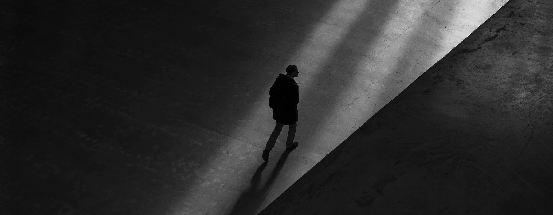 Uomo che cammina nel buio Uomo che cammina nel buio