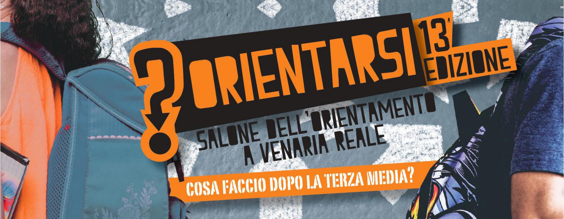 Locandina dell'evento, due giovani con zaini danno le spalle alla scritta "Orientarsi" ci sono anche i dettagli dell'evento