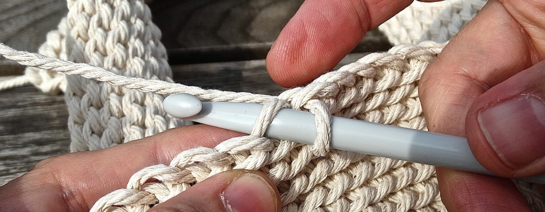 Persona che fa un lavoro a maglia