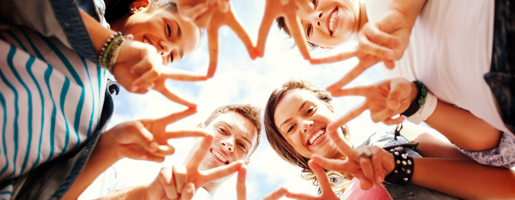 Ragazzi disegnano il simbolo del Servizio Civile con le mani