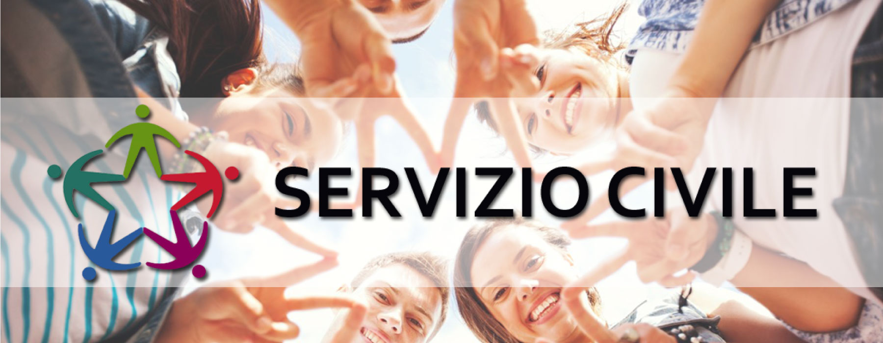 Ragazzi che mettono le mani una sull'altra, con il logo e la scritta del servizio civile