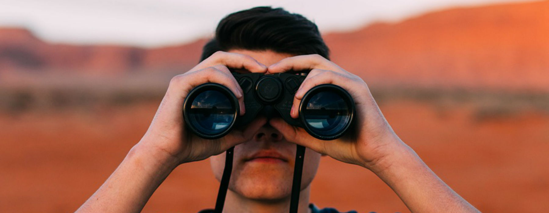 ragazzo con binocolo