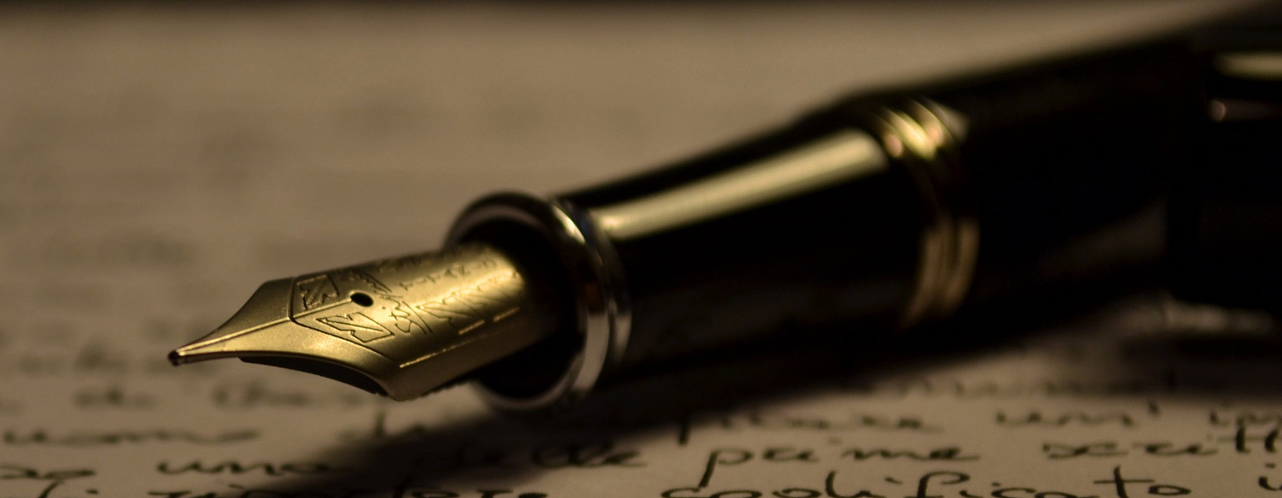 Penna stilografica su un foglio scritto a mano