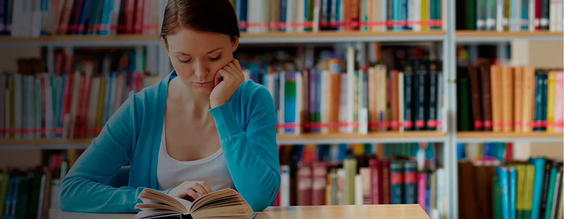 Ragazza studia in una biblioteca