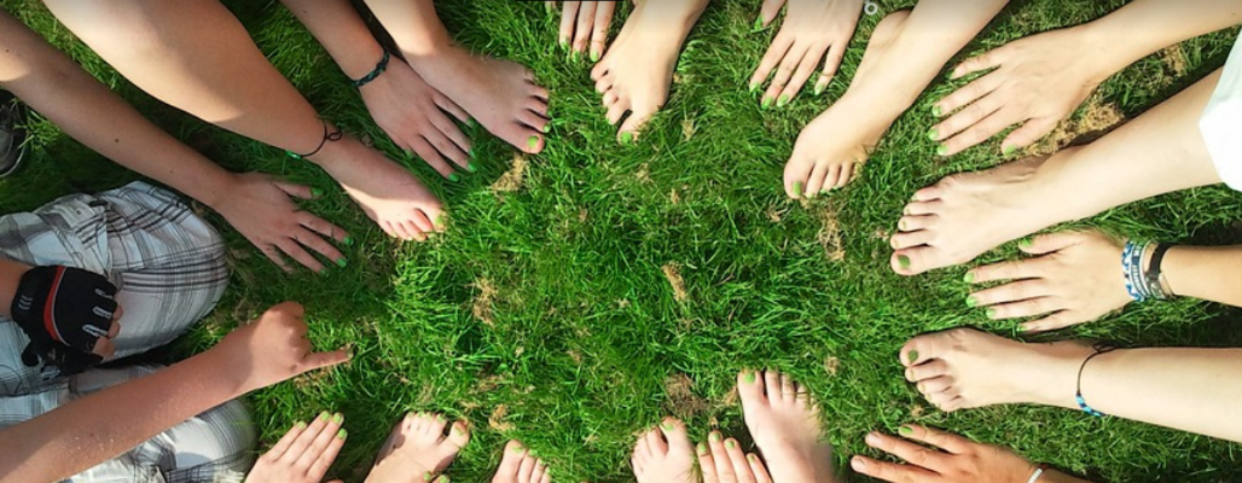 mani e piedi in cerchio di ragazzi e ragazze