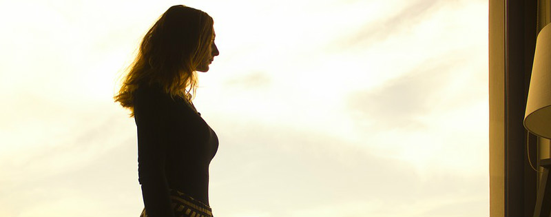 Donna che guarda dalla finestra Donna che guarda dalla finestra