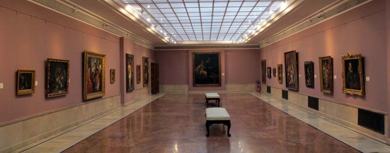 Galleria d'arte con quadri esposti