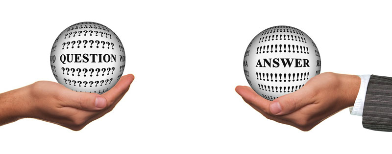 Una mano che sorregge una sfera con la scritta "Question" e un'altra mano che sorregge una sfera con la scritta "Answer"