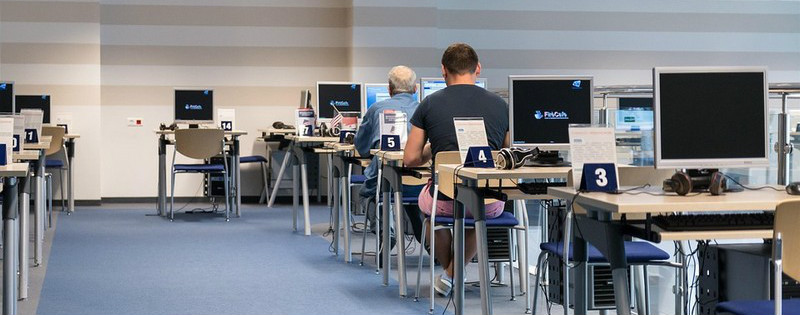 Persone al computer in un'aula