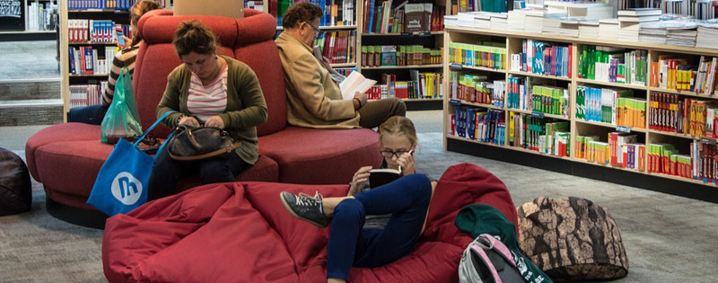 Persone che leggono in una sala lettura
