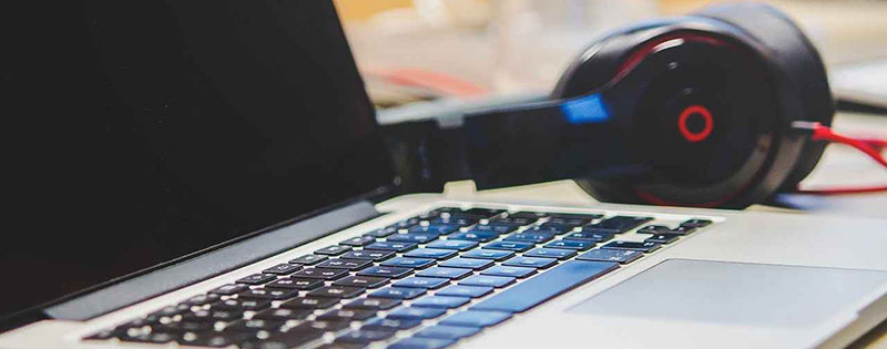 Pc portatile con cuffie