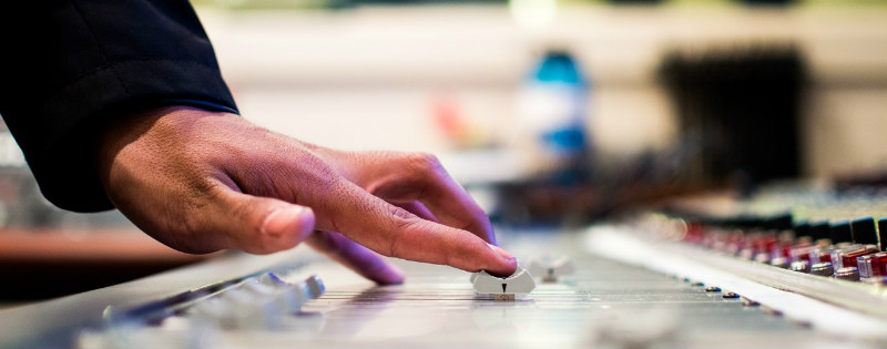 Ragazzo che lavora a un mixer audio