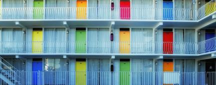 Facciata di appartamenti con porte colorate
