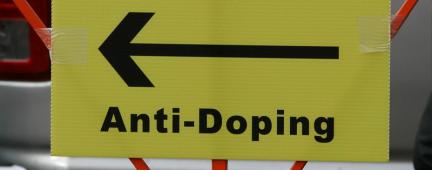 Cartello con freccia e scritta Anti-Doping
